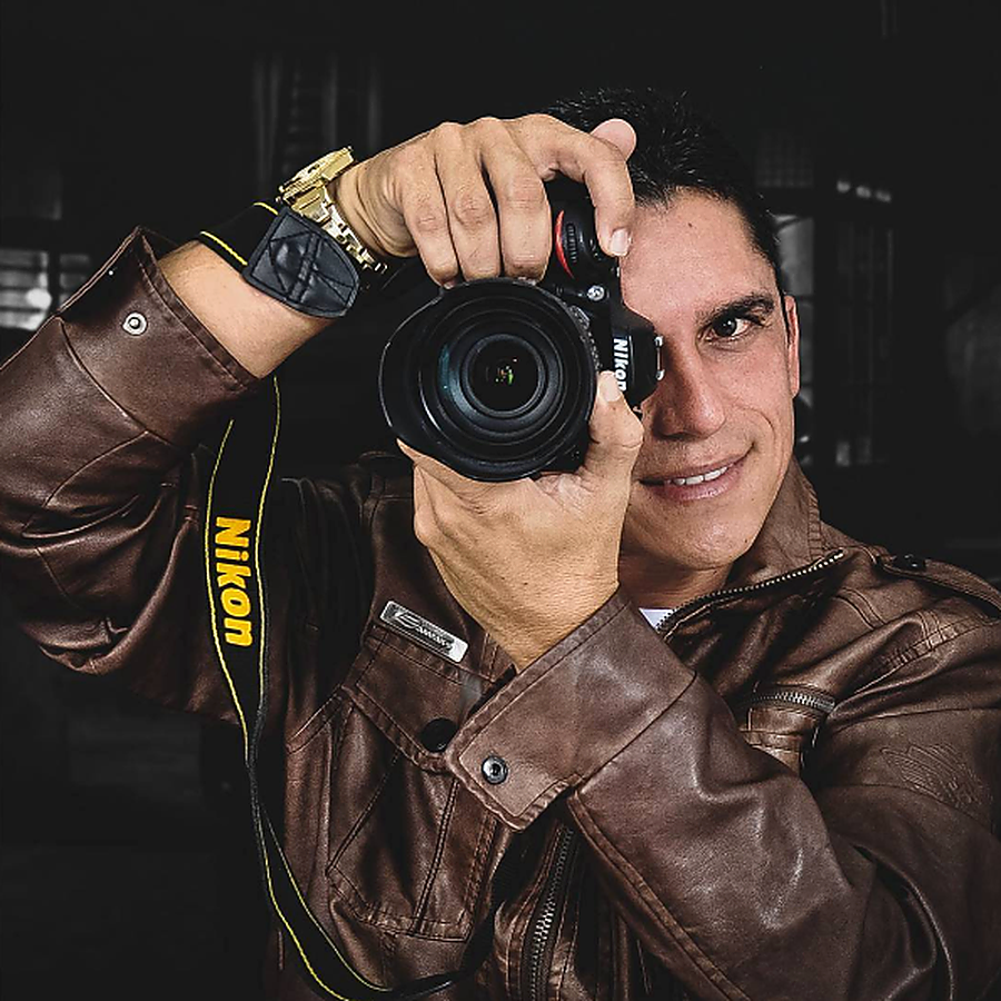 George fotografando com câmera Nikon